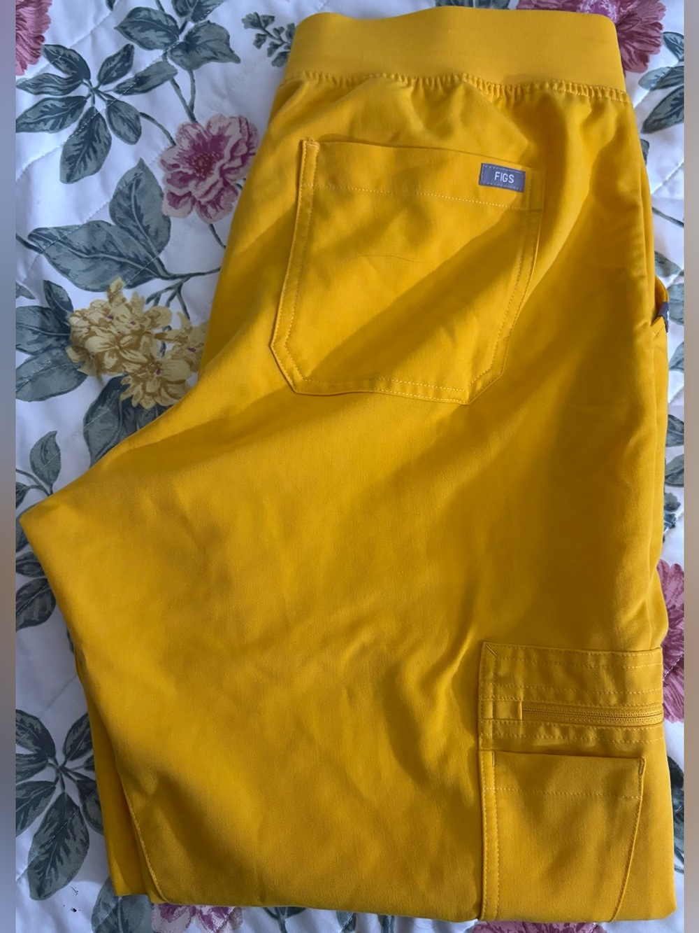 Figs Zamora Joggers Size Large in Emergency Yellow - Picture 2 of 4